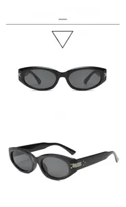 Vorder- und Seitenansicht der eleganten schwarzen Cateye-Sonnenbrille mit Metallnieten