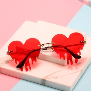 Occhiali da sole rossi a cuore con effetto fuso e montatura in metallo dorato moda