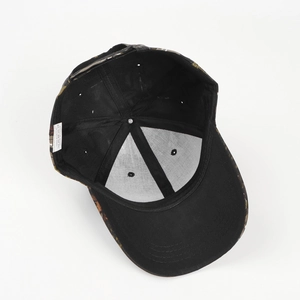 Detail der taktischen Tarn-Baseballkappe mit 100 % Acrylfutter und dem Pflegeetikett