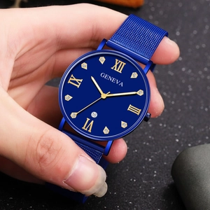 Vue macro du cadran bleu Geneva avec chiffres romains et bracelet en maille acier