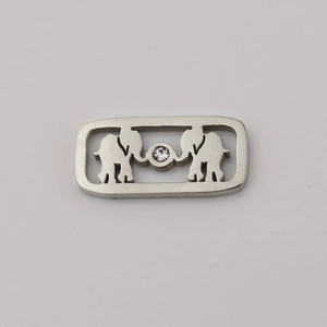 Detailopname van vierkante roestvrijstalen olifant hanger met fonkelend kristallen detail