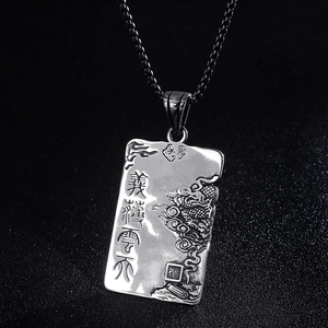 Pendaglio vintage Guan Yu in acciaio inossidabile con rilievo di drago e calligrafia