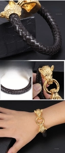 Détail macro du bracelet en cuir tressé avec fermoirs têtes de loup dorées