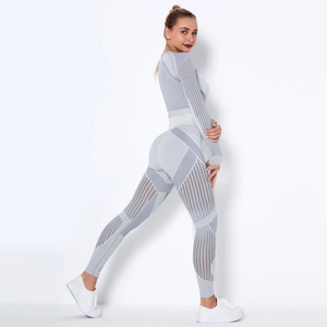 Dettaglio del set yoga senza cuciture con trama traforata e vita alta modellante sportiva