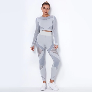 Dettaglio del set yoga azzurro senza cuciture con inserti in mesh e texture a coste