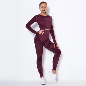 Dettaglio completo completo yoga bordeaux senza cuciture con mesh traspirante e texture