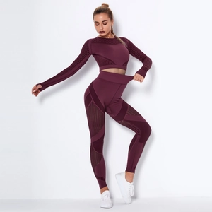 Dettaglio del motivo a maglia traforata senza cuciture su crop top a maniche lunghe e leggings