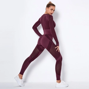 Dettaglio del set yoga bordeaux senza cuciture con ritagli in mesh traspirante