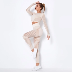 Dettaglio del tessuto traforato senza cuciture beige chiaro su crop top e leggings