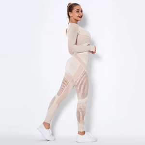 Dettagli delle cuciture in rete traforata sul set da yoga beige a maniche lunghe