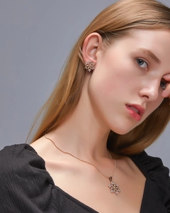 Detailansicht des Strass-Schneeflocken-Halsketten- und Ohrring-Sets in Roségold-Optik