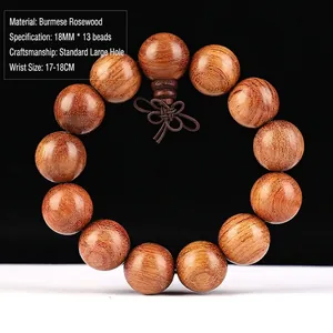 Makrodetail von 18mm Burma Padauk Perlen mit natürlicher Maserung und Textur