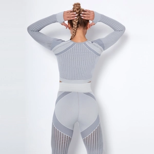 Vue détaillée arrière de l'ensemble de yoga gris sans couture avec lignes de contour