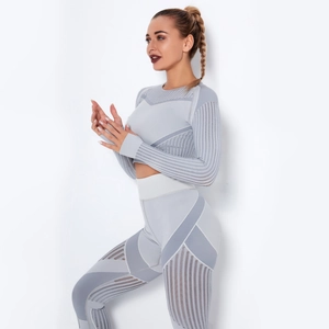 Détail latéral de l'ensemble de yoga gris clair sans couture avec maille respirante