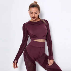 Vue latérale détaillée de l'ensemble de sport sans couture bordeaux à manches passe-pouce
