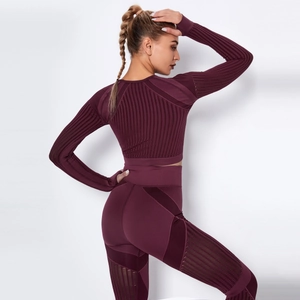 Détail d'un ensemble de yoga bordeaux montrant la texture côtelée et le tissu en mesh