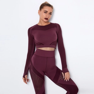 Détail de l'ensemble de yoga sans couture prune avec mesh et texture côtelée