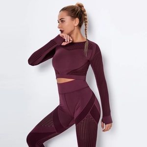 Détail de l'ensemble de yoga bordeaux sans couture avec mesh respirant et maille côtelée
