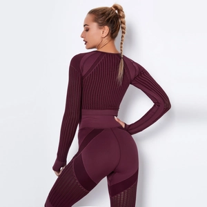 Détail de l'ensemble de sport bordeaux sans couture montrant le tissu et la texture