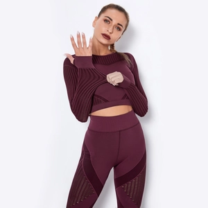Détail du haut de yoga sans couture bordeaux avec empiècements en mesh et passe-pouces