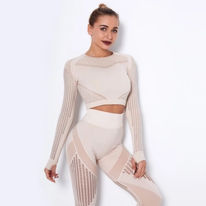 Ensemble fitness sans couture avec haut court manches longues et legging taille haute nude