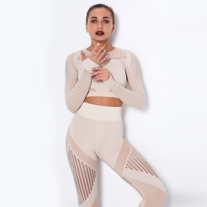 Gros plan du tissu en maille sans couture avec motif rayé ajouré sur l'ensemble