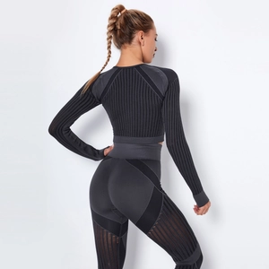 Vue arrière de l'ensemble de yoga sans couture avec détails ajourés et texture en maille