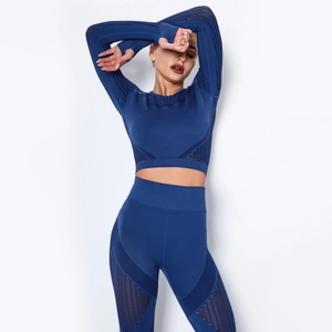 Détail du haut de yoga bleu marine sans couture avec texture en mesh respirant