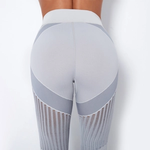 Nahaufnahme der nahtlosen High-Waist Yogahose mit atmungsaktivem Mesh und Push-up-Nähten