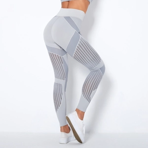 Detailansicht der hoch taillierten Yoga-Leggings mit nahtlosem Mesh und Streifenmuster