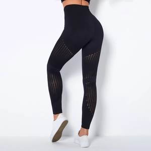 Detail der atmungsaktiven Lochmuster auf der Rückseite der schwarzen Yoga-Hose