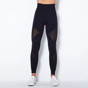 Detail einer schwarzen High-Waist Yogahose mit lasergeschnittenen Hohlmustern