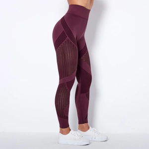Detail von weinroten Yogahosen mit atmungsaktiven Netzlöchern und hohem Rippenstrickbund