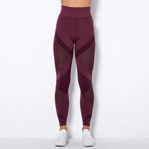 Detailansicht der nahtlosen High-Waist-Yogahose mit atmungsaktiven Mesh-Ausschnittmustern