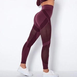 Detailansicht weinroter Yoga-Leggings mit hoher Taille und gestreiften Mesh-Ausschnitten