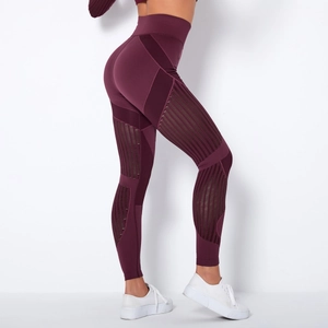 Detailansicht der weinroten Seamless-Yogahose mit hoher Taille und Streifen-Hohlmuster