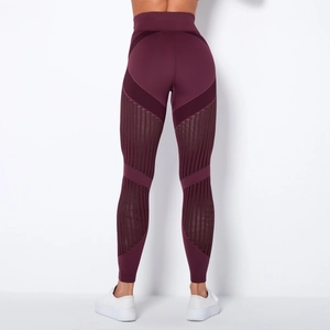 Detail der High-Waist Yoga-Leggings mit vertikal gestreiften Mesh-Ausschnitten in Weinrot