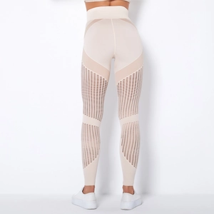 Detail der beigen High-Waist-Yoga-Hose mit gestreiften Cut-Outs für hohe Atmungsaktivität