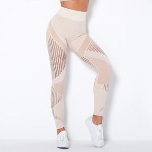 Detail der nahtlosen High-Waist Yoga-Hose mit atmungsaktivem Streifen-Cutout-Design