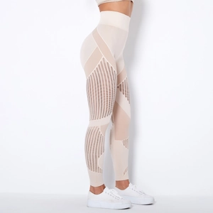 Details der beigen nahtlosen High-Waist-Leggings mit Mesh und gestreifter Textur