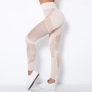 Detailansicht der nahtlosen High-Waist-Yogahose mit vertikalem Rippstrick und Mesheinsätzen