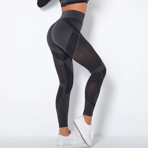 Detailansicht der nahtlosen High-Waist-Yogahose mit atmungsaktivem Mesh und Rippstrick
