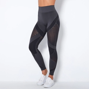 Detail der nahtlosen High-Waist Yoga-Leggings mit atmungsaktivem Mesh-Streifenmuster