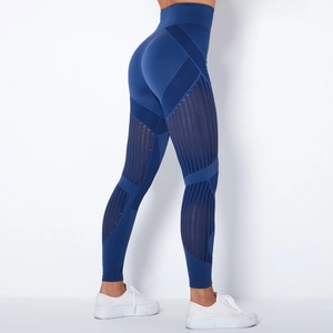 Detailansicht der nahtlosen gestreiften Mesh-Einsätze an der blauen Yoga-Hose
