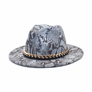 Dettaglio del cappello fedora con stampa serpente e catena in metallo dorato