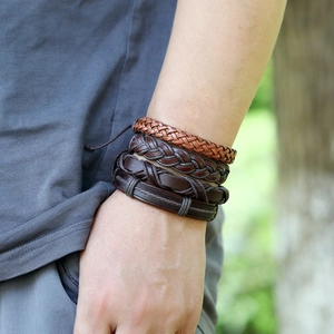 Lot de 4 bracelets vintage en cuir tressé pour homme au style bohème marron foncé