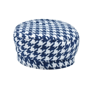 Détail du motif pied-de-poule bleu et blanc sur une casquette de marin en coton