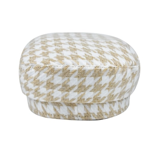 Vue détaillée du motif pied-de-poule beige sur la casquette de marin en coton pour femme