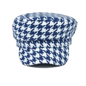Détail du motif pied-de-poule bleu et blanc sur une casquette gavroche en coton pur