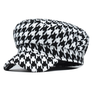 Détail du motif pied-de-poule noir et blanc classique sur cette casquette marine en coton